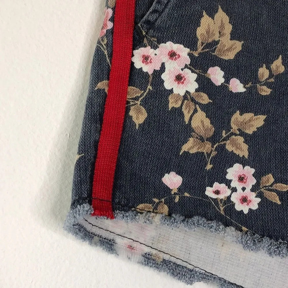 Sundry Frayed Hem Floral Print Red Tuxedo Stripe Shorts Size 26 - Picture 3 of 11